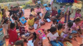 Anak-anak tampak sedang belajar bersama setelah kembali ke rumah masing-masing. Tim Ekspedisi Solidaritas Gempa Flores-NTT memberikan trauma healing kepada anak-anak selama satu minggu guna memenuhi kebutuhan anak dan lansia selama berada di sana. (Foto: Tim Ekspedisi Gempa Flores-NTT)
