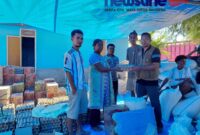 Penyerahan bantuan oleh Ketua Koordinator KPA wilayah NTT,Honorarius Quintus Ebang kepada korban bencana di NTT, Jumat  (21/08/2026). Foto:INO/
