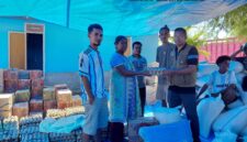 Penyerahan bantuan oleh Ketua Koordinator KPA wilayah NTT,Honorarius Quintus Ebang kepada korban bencana di NTT, Jumat (21/08/2026). Foto:INO/