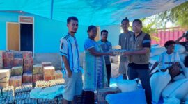 Penyerahan bantuan oleh Ketua Koordinator KPA wilayah NTT,Honorarius Quintus Ebang kepada korban bencana di NTT, Jumat  (21/08/2026). Foto:INO/