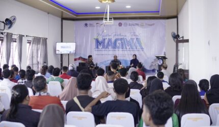 Universitas Muhammadiyah Kupang menggelar kegiatan MAGMA (Muhammadiyah Advisory for German Migration Access) untuk membuka wawasan mahasiswa mengenai peluang studi dan karier di Jerman, bertempat di Aula Gedung E Lantai III UMKOE, Sabtu (17/10/2026). Sumber foto dok: Fajar Ar Masyur.