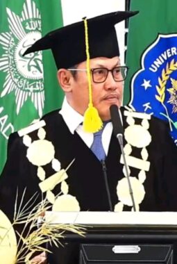 Rektor UM.KOE di Wisuda ke-37: Pendidikan Harus Melahirkan Lulusan Mandiri dan Berdampak bagi Masyarakat